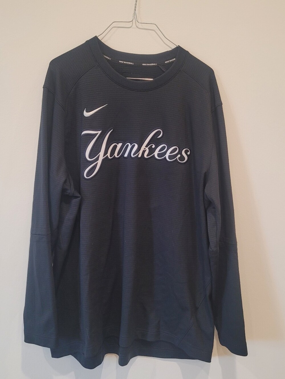 NWOT NY Yankees Black Long Slerve Pull Over Size XL